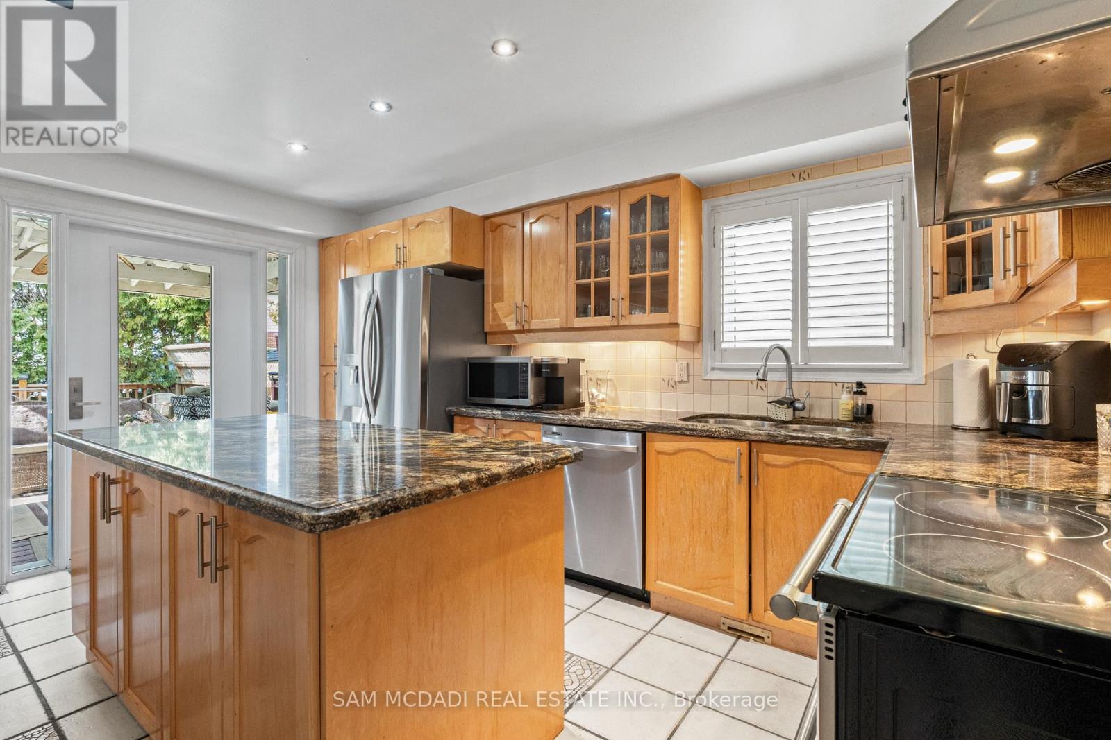 1004 Queensbridge Drive, Mississauga, Ontario  L5C 3R1 - Photo 9 - W13677688