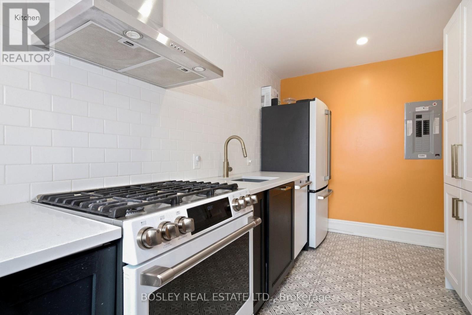 Upper - 178 High Park Avenue, Toronto, Ontario M6P 2S4 - Photo 11 - W13677808