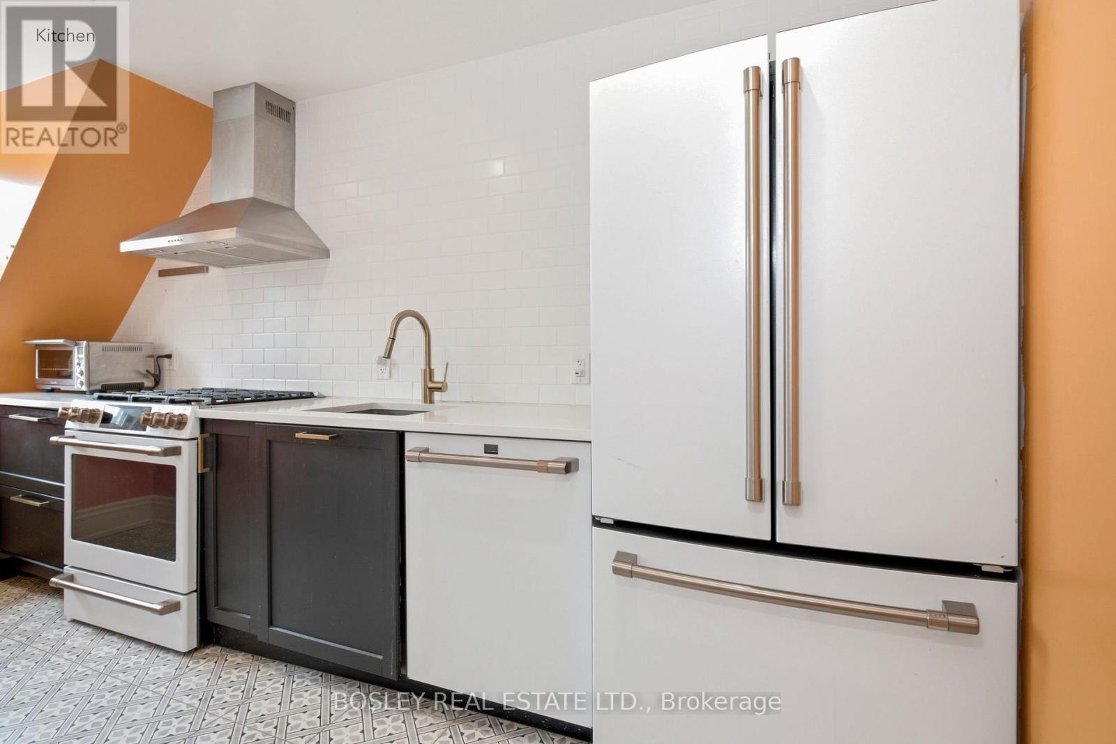 Upper - 178 High Park Avenue, Toronto, Ontario M6P 2S4 - Photo 6 - W13677808