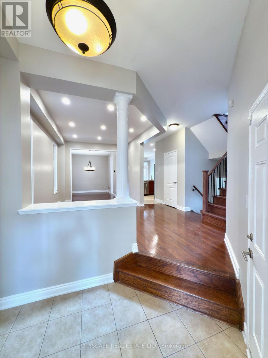 5409 Bestview Way, Mississauga, Ontario  L5M 0B8 - Photo 2 - W13677842
