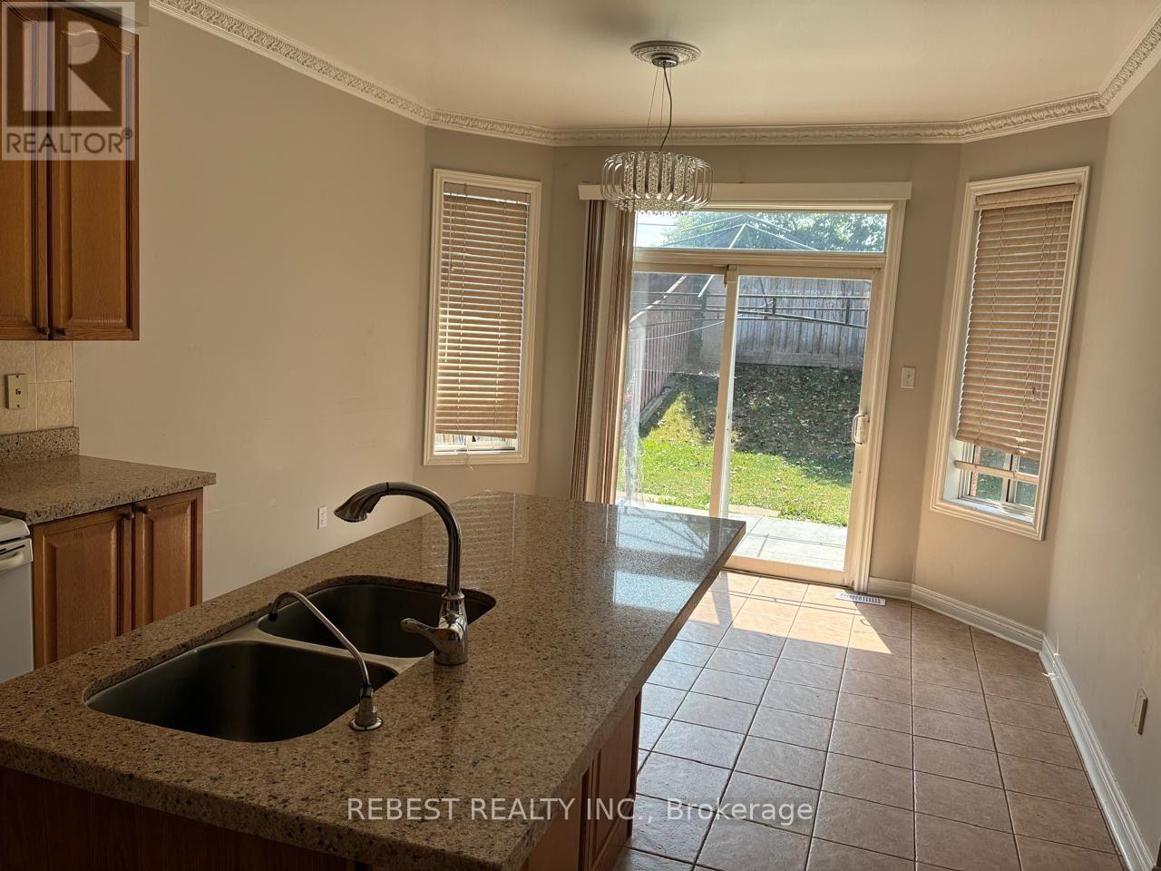 18 Village Lake Crescent, Brampton, Ontario  L6S 6K2 - Photo 4 - W13636974