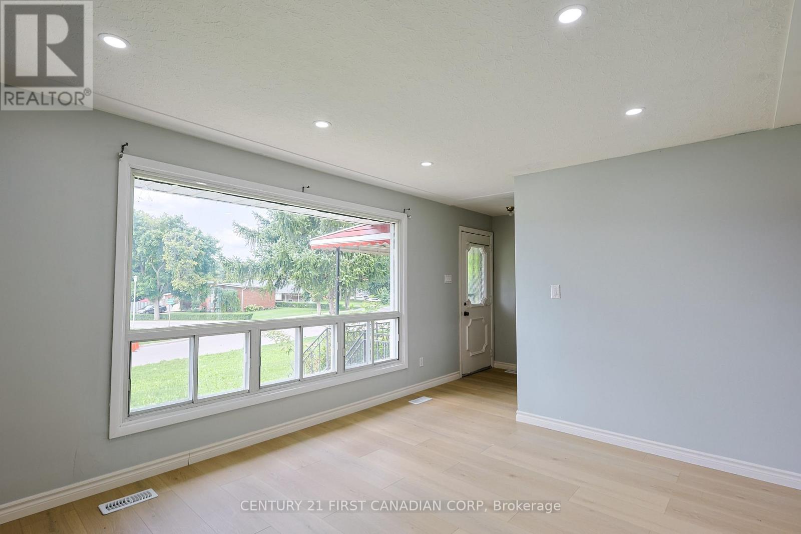 Upper - 268 Burlington Crescent, London South, Ontario  N5Z 3G5 - Photo 4 - X13677550