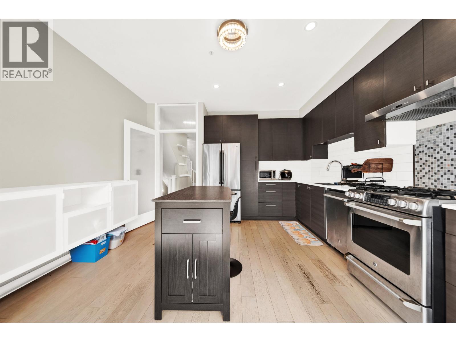 4 218 CAMATA STREET, New Westminster, British Columbia