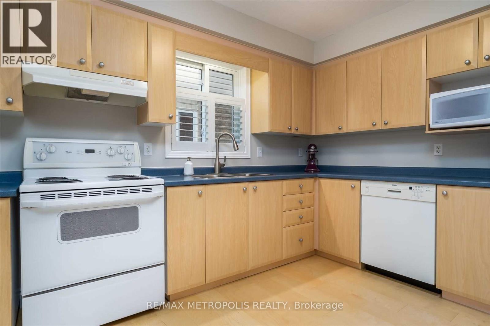 472 Hidden Creek Drive, Kitchener, Ontario  N2N 3M1 - Photo 3 - X13677890