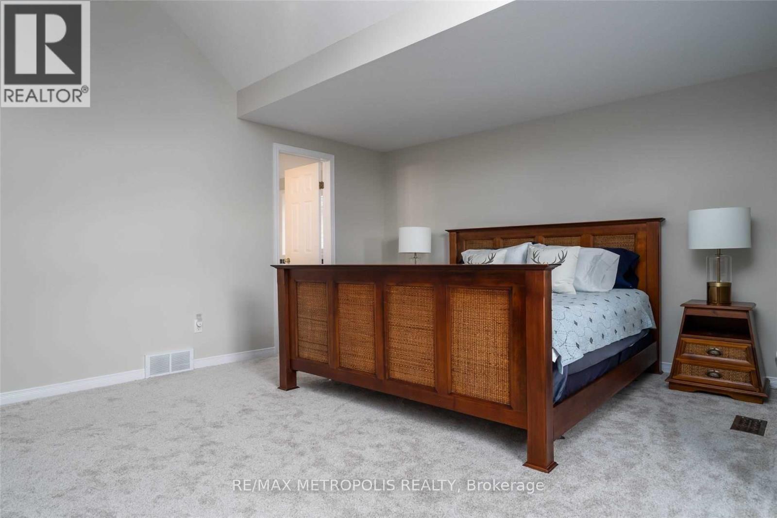 472 Hidden Creek Drive, Kitchener, Ontario  N2N 3M1 - Photo 4 - X13677890