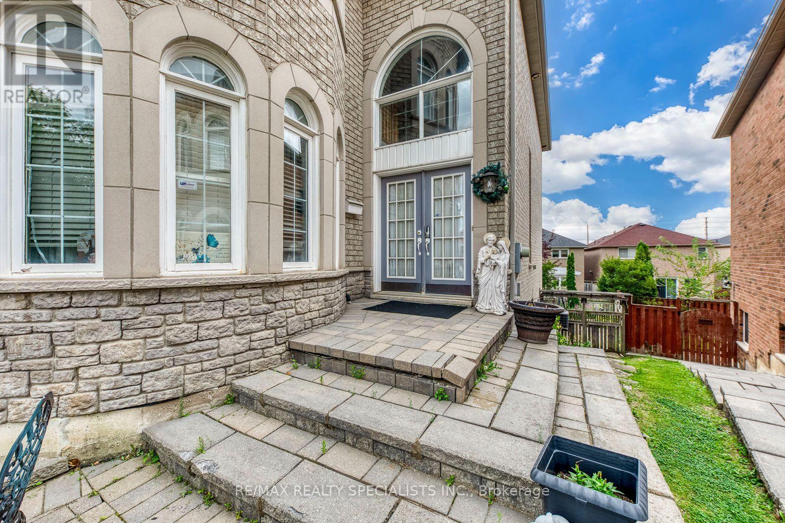 5486 Landsborough Avenue, Mississauga, Ontario  L5R 3X1 - Photo 3 - W13677572