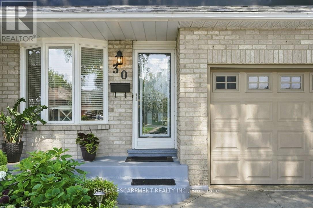 30 Twinoaks Crescent, Hamilton, Ontario  L8J 2E9 - Photo 2 - X13678016