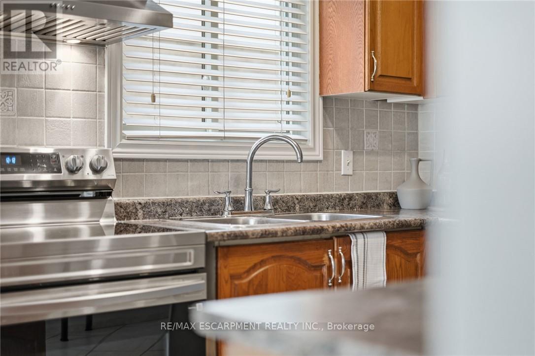 30 Twinoaks Crescent, Hamilton, Ontario  L8J 2E9 - Photo 6 - X13678016