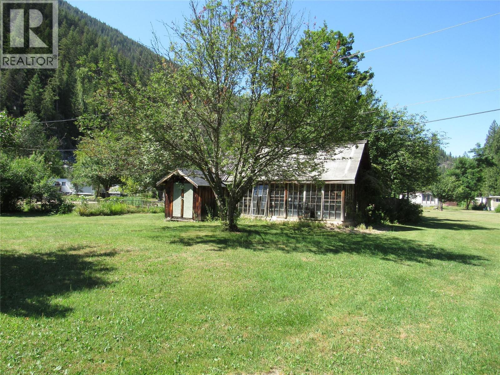 2057 Loff Road, Castlegar, British Columbia  V1N 4N2 - Photo 3 - 10394720
