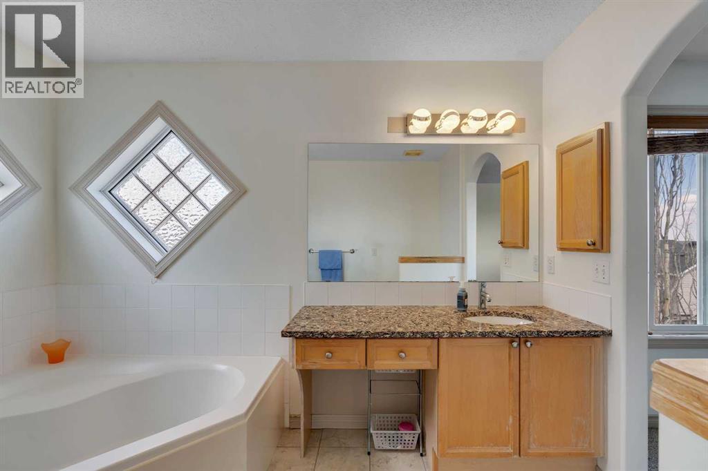 133 Everwoods Close Sw, Calgary, Alberta  T2Y 5A6 - Photo 25 - A2326136