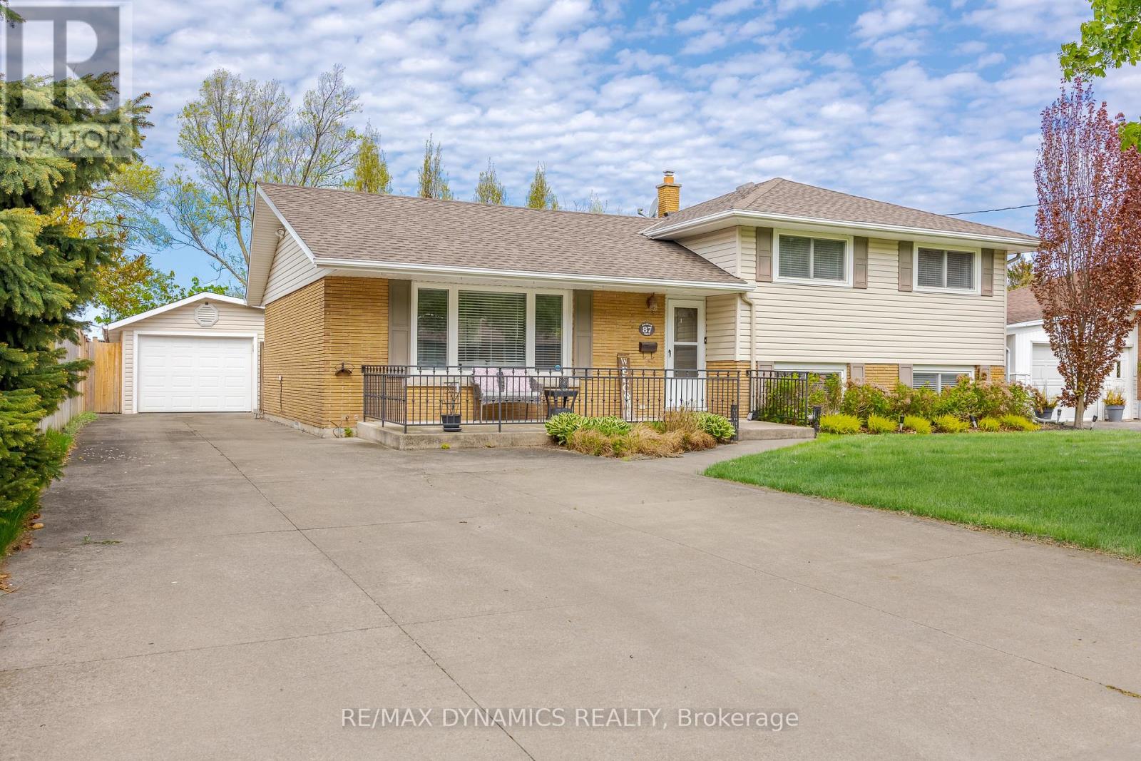 87 Rochelle Drive, St. Catharines, Ontario L2M 6Y7 - Photo 2 - X13678274