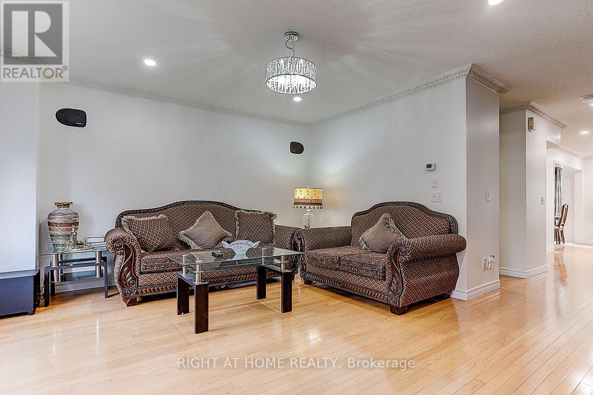 16 Pat Brook Terrace, Toronto, Ontario  M1P 5G6 - Photo 5 - E13678258