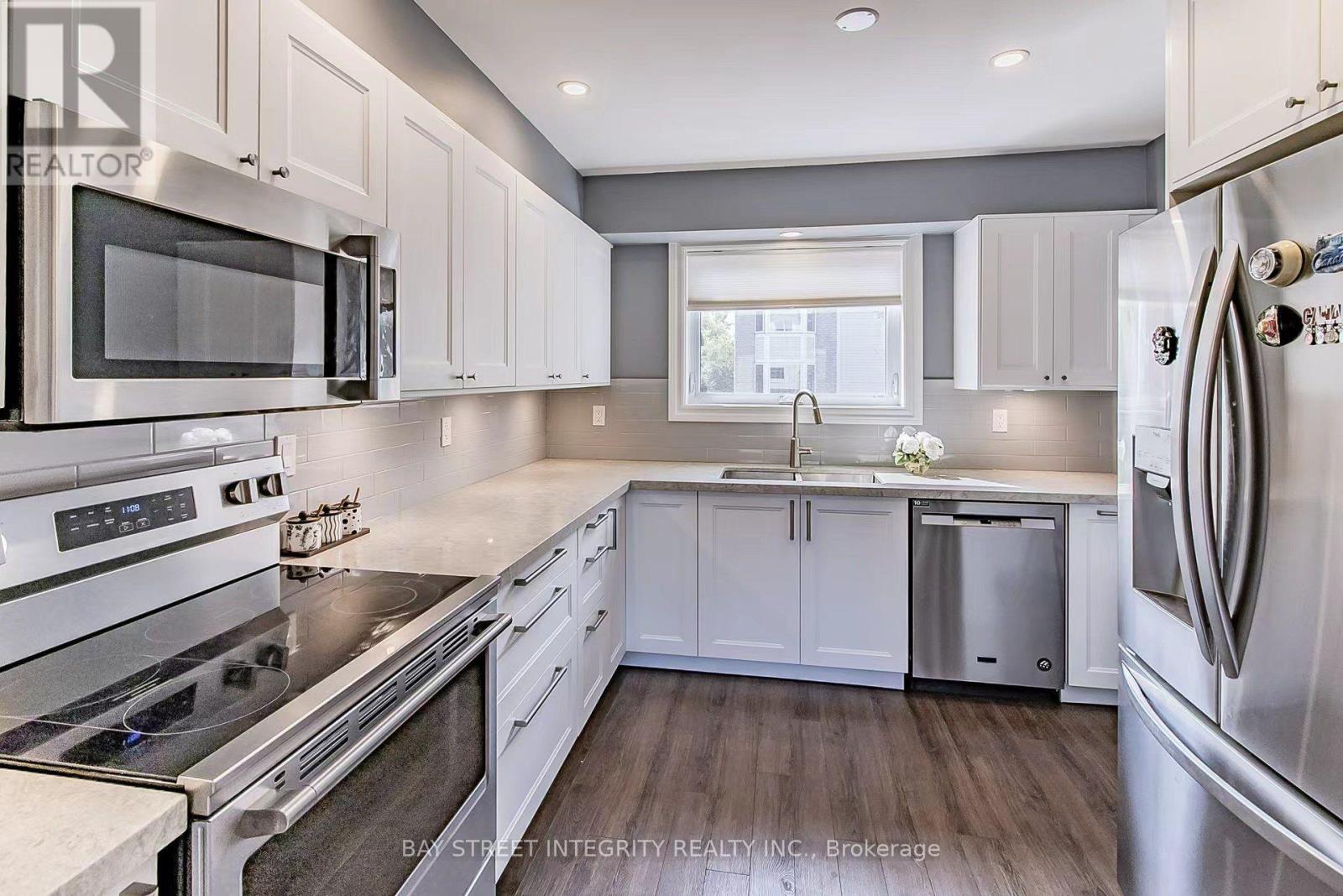94 William Curtis Circle, Newmarket, Ontario  L3Y 8L6 - Photo 4 - N13678252