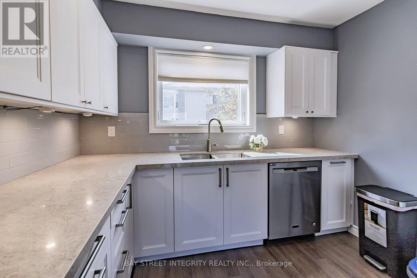 94 William Curtis Circle, Newmarket, Ontario  L3Y 8L6 - Photo 9 - N13678252