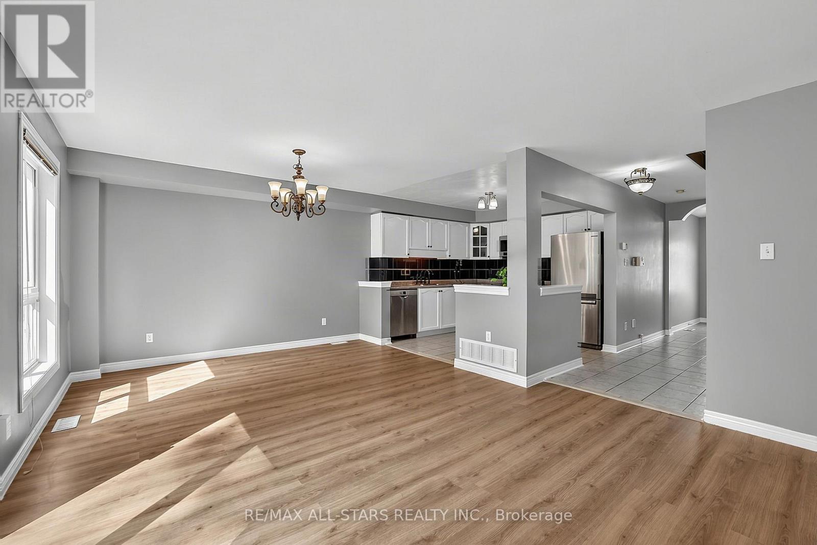18 Lancaster Court, Georgina, Ontario  L4P 4A1 - Photo 11 - N13420176