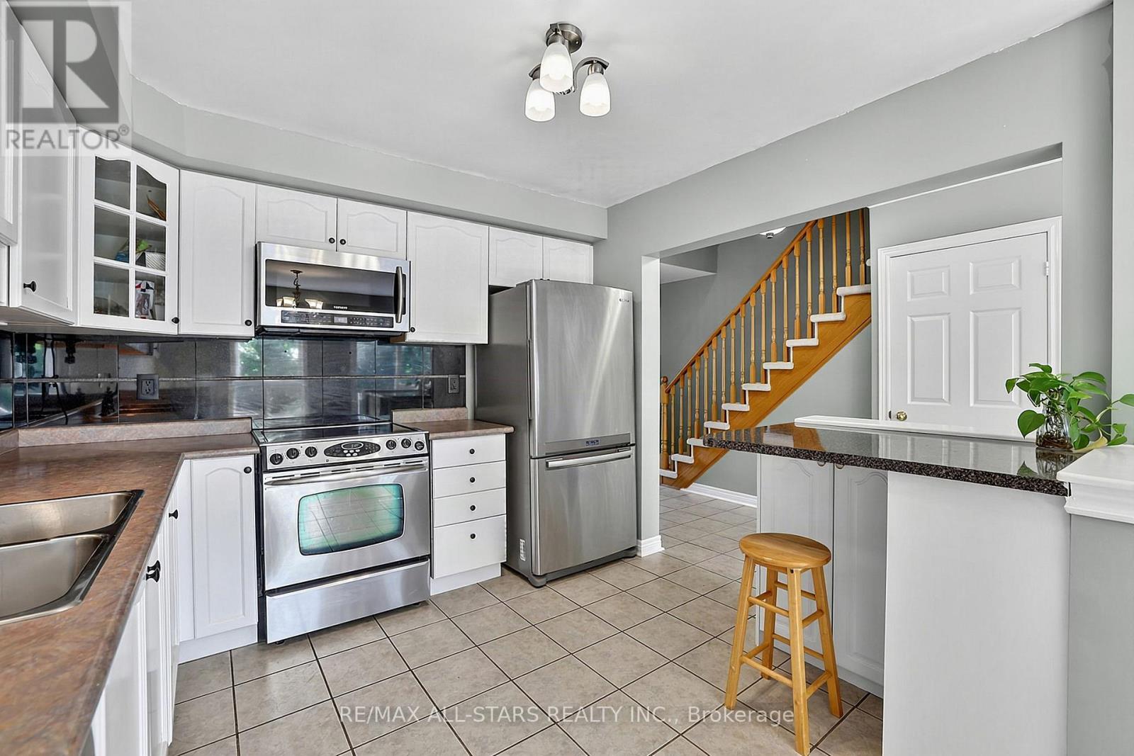 18 Lancaster Court, Georgina, Ontario  L4P 4A1 - Photo 7 - N13420176