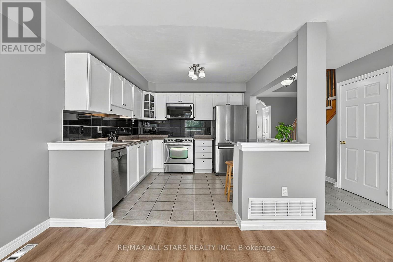 18 Lancaster Court, Georgina, Ontario  L4P 4A1 - Photo 6 - N13420176