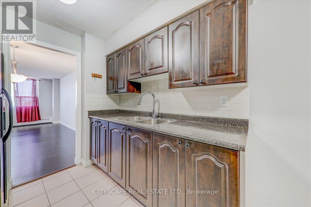 #914 - 25 Sunrise Avenue, Toronto (Victoria Village), Ontario  M4A 2S2 - Photo 4 - C13678532