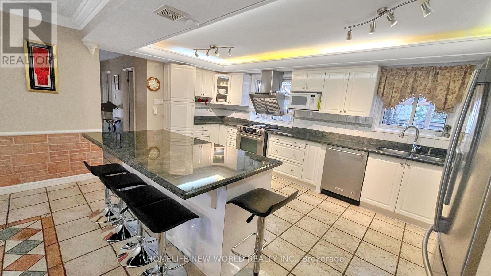 14 Madrid Crescent, Brampton, Ontario  L6S 2X4 - Photo 17 - W13678524