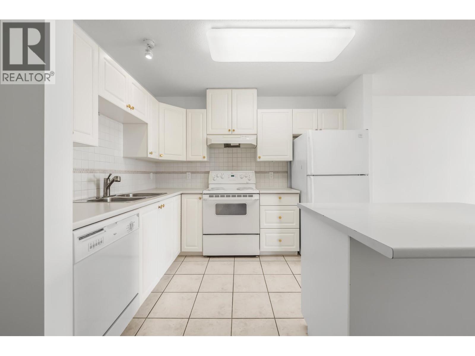 1206 612 Sixth Street, New Westminster, British Columbia  V3L 5V2 - Photo 2 - R3146696