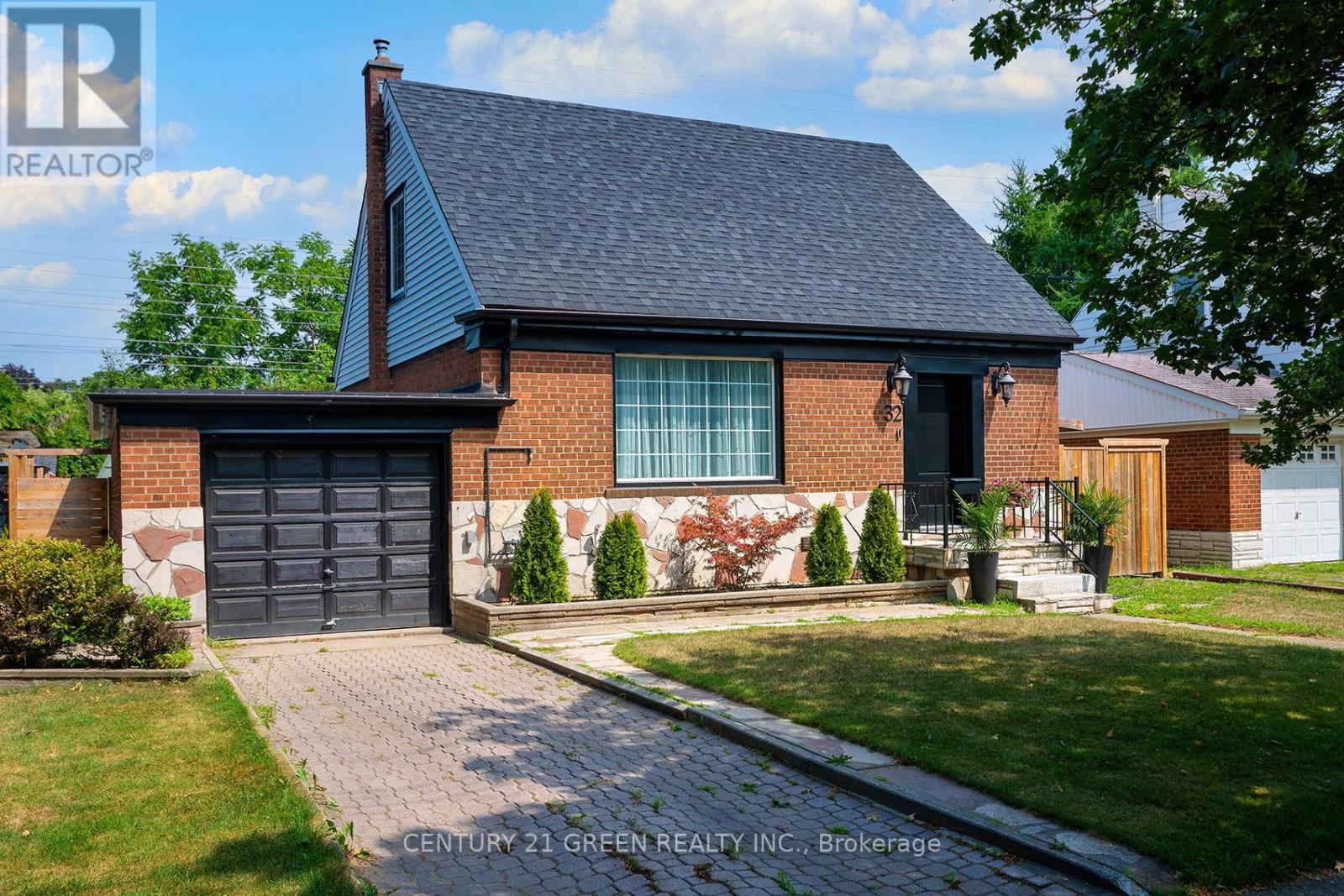 32 CASTLEBAR ROAD, Toronto, Ontario