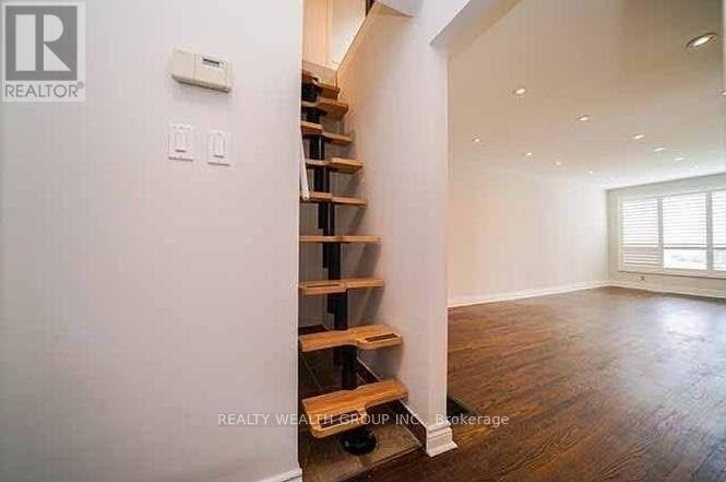 271 Mcconvey Drive, Richmond Hill (Crosby), Ontario  L4C 3K1 - Photo 4 - N13678768