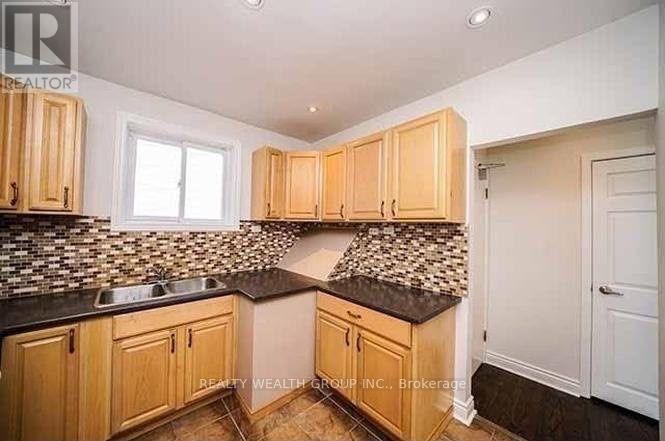 271 Mcconvey Drive, Richmond Hill (Crosby), Ontario  L4C 3K1 - Photo 7 - N13678768