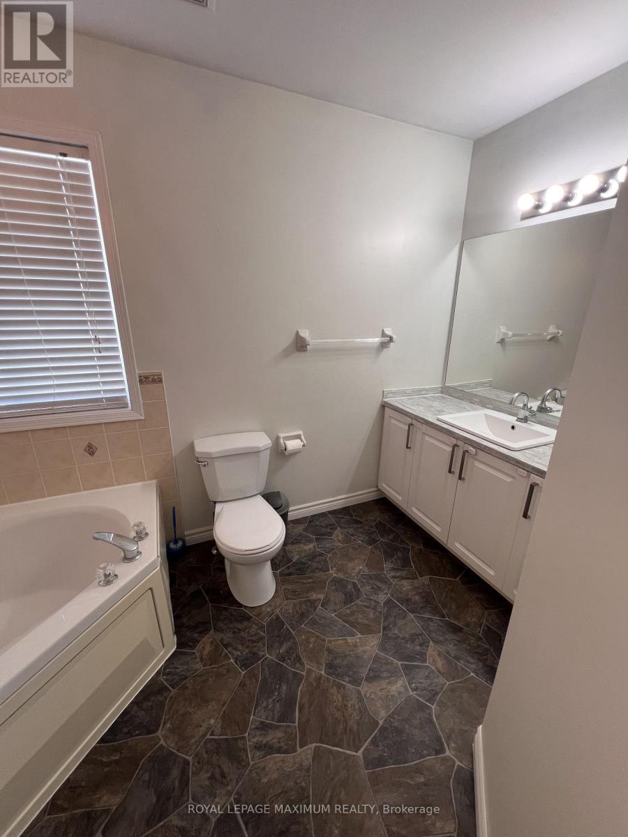 Main - 82 Ambler Bay, Barrie, Ontario  L4M 7A6 - Photo 11 - S13678820