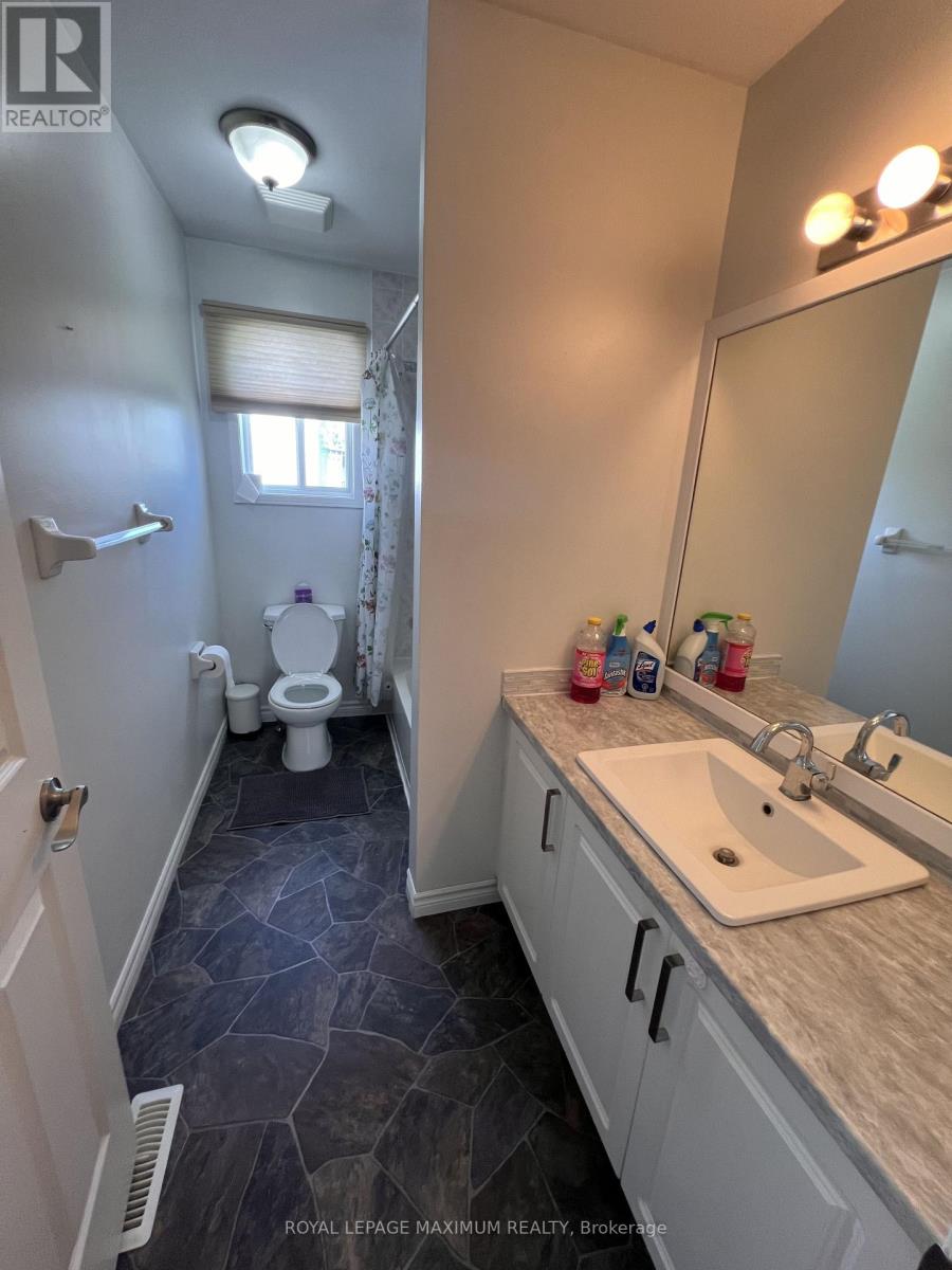 Main - 82 Ambler Bay, Barrie, Ontario  L4M 7A6 - Photo 16 - S13678820
