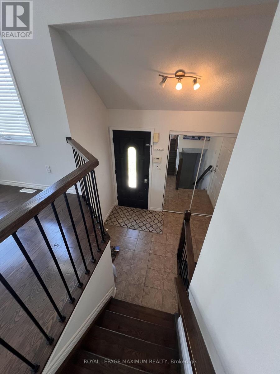 Main - 82 Ambler Bay, Barrie, Ontario  L4M 7A6 - Photo 3 - S13678820