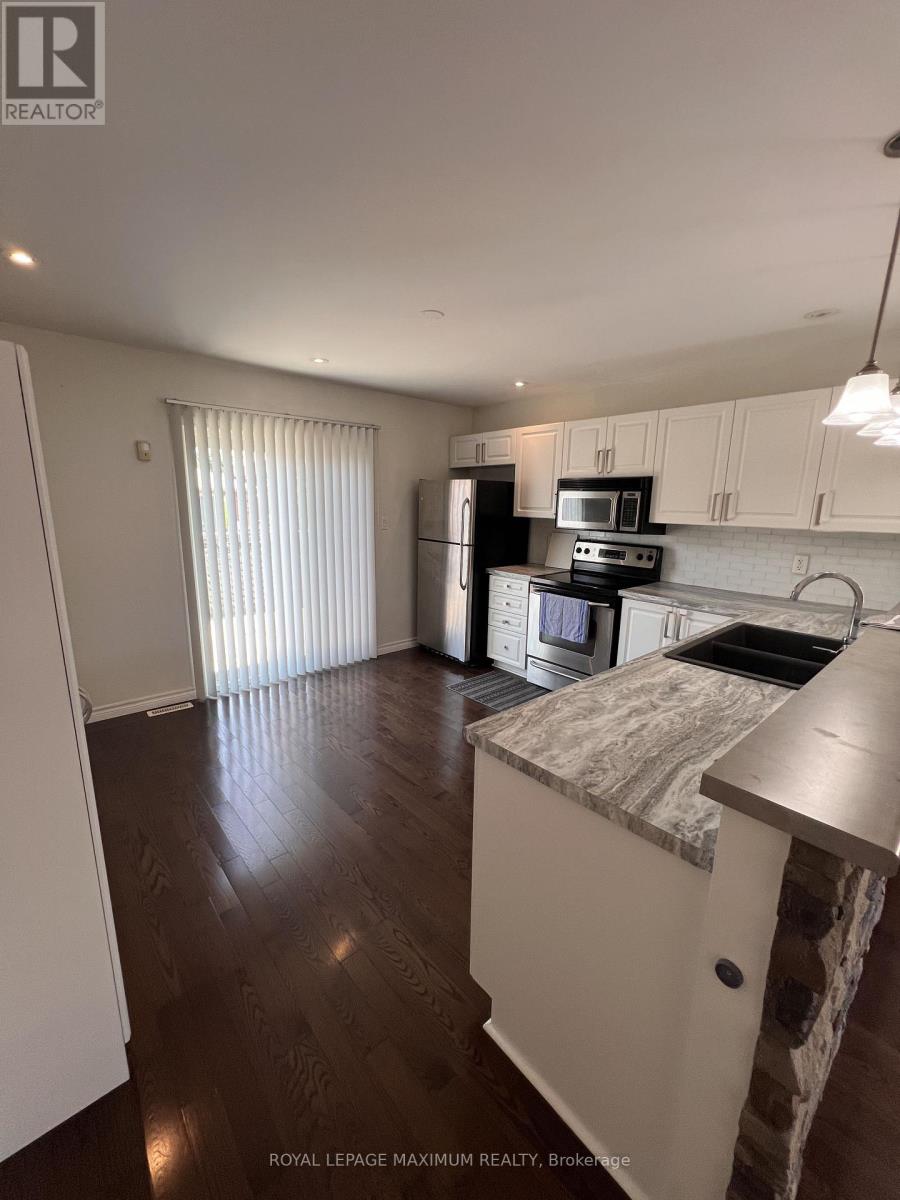 Main - 82 Ambler Bay, Barrie, Ontario  L4M 7A6 - Photo 7 - S13678820