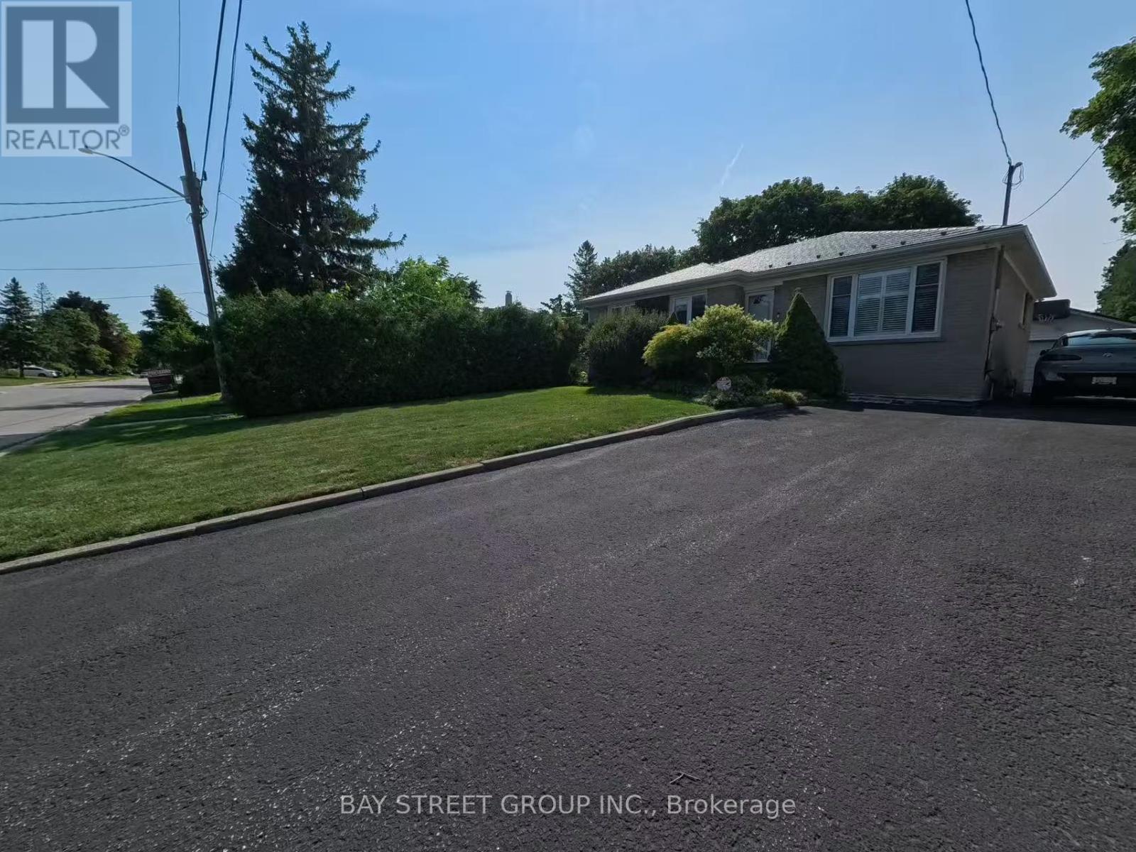 402 Osiris Drive, Richmond Hill, Ontario  L4C 2P9 - Photo 2 - N13678834