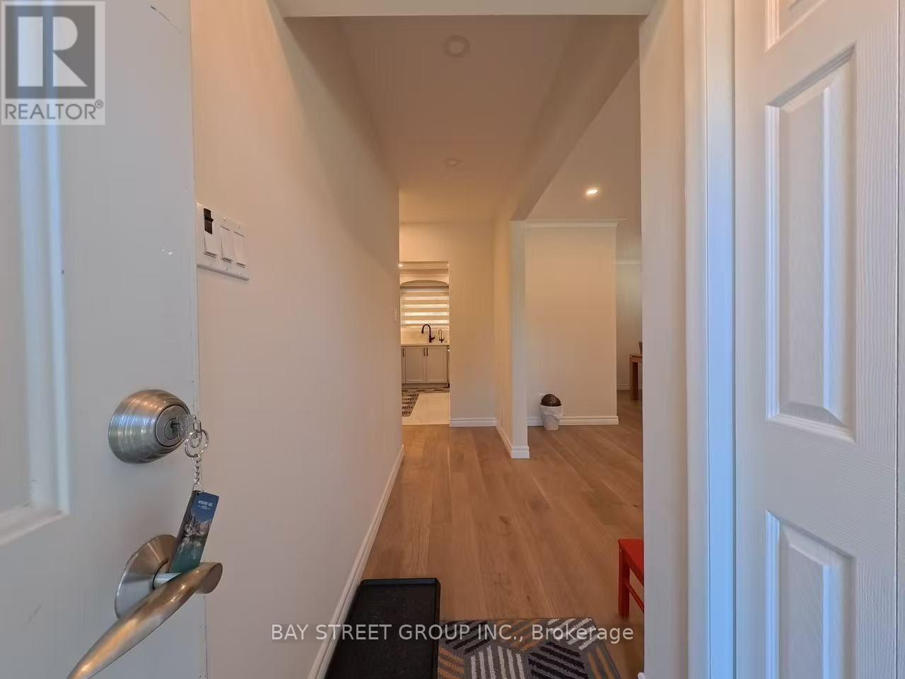 402 Osiris Drive, Richmond Hill, Ontario  L4C 2P9 - Photo 3 - N13678834