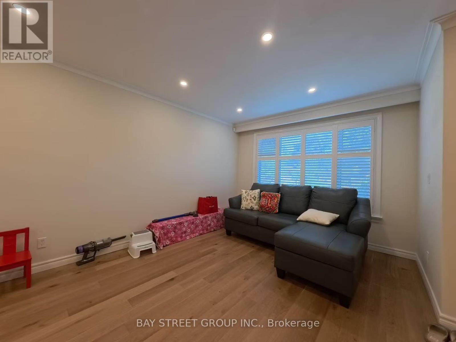 402 Osiris Drive, Richmond Hill, Ontario  L4C 2P9 - Photo 7 - N13678834