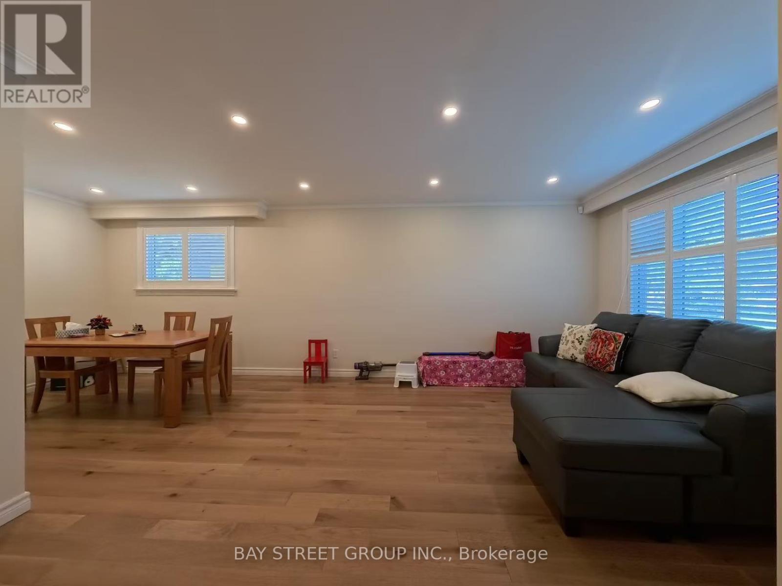 402 Osiris Drive, Richmond Hill, Ontario  L4C 2P9 - Photo 8 - N13678834