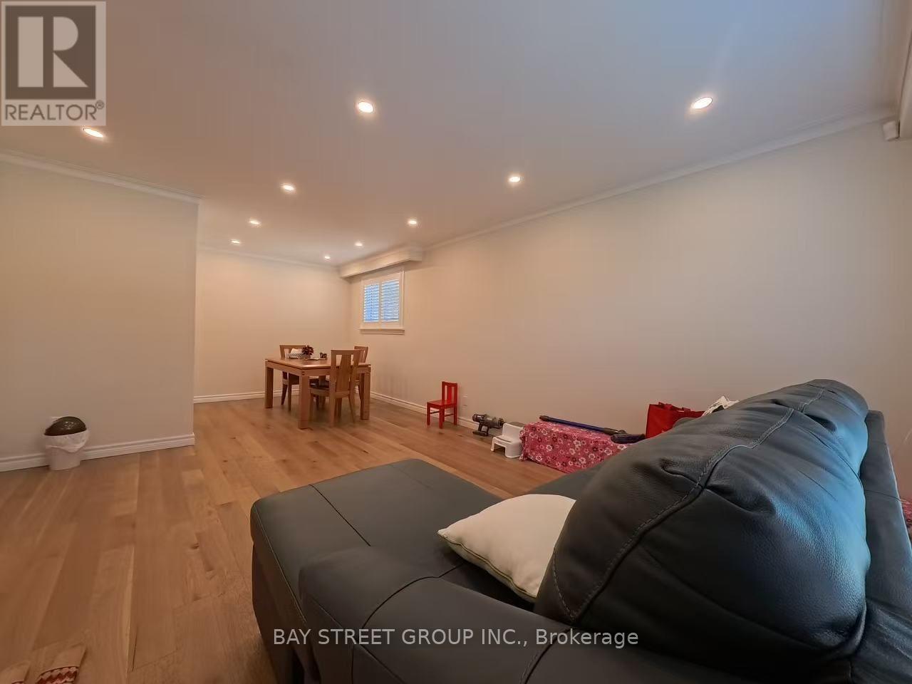 402 Osiris Drive, Richmond Hill, Ontario  L4C 2P9 - Photo 9 - N13678834