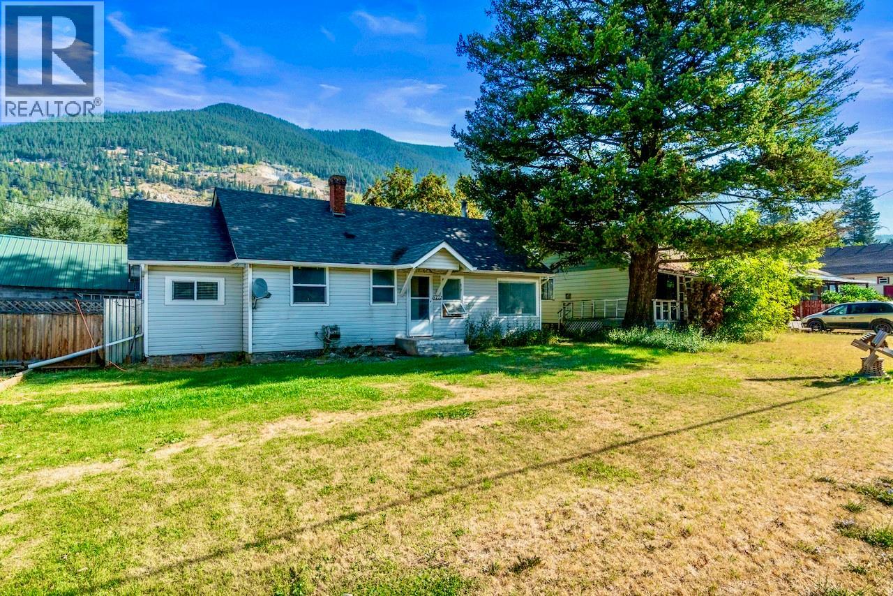 5722 97 Highway N, Falkland, British Columbia
