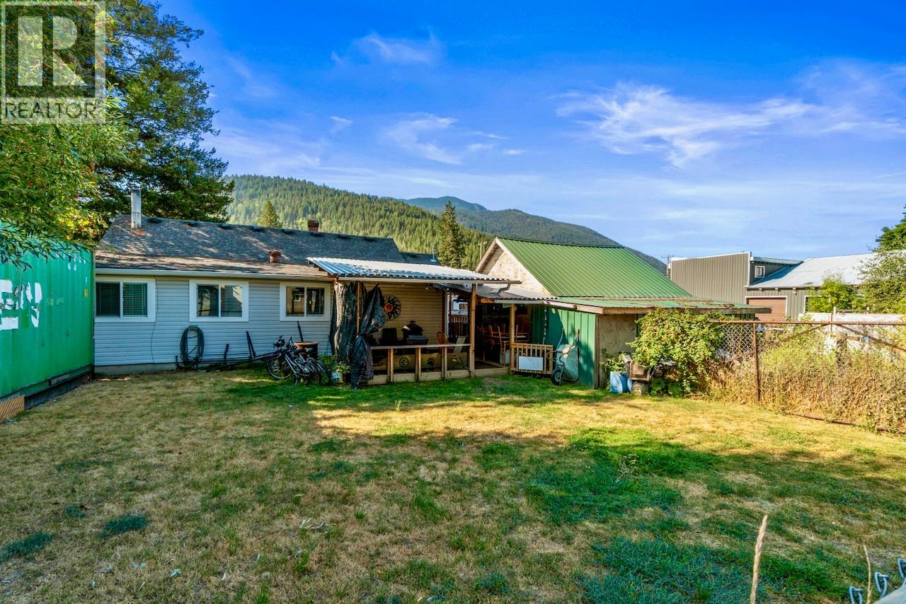 5722 97 Highway N, Falkland, British Columbia  V0E 1W0 - Photo 2 - 10397696