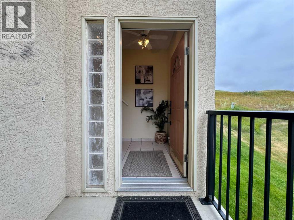 33 Canyon Court W, Lethbridge, Alberta  T1K 6V1 - Photo 2 - A2337117