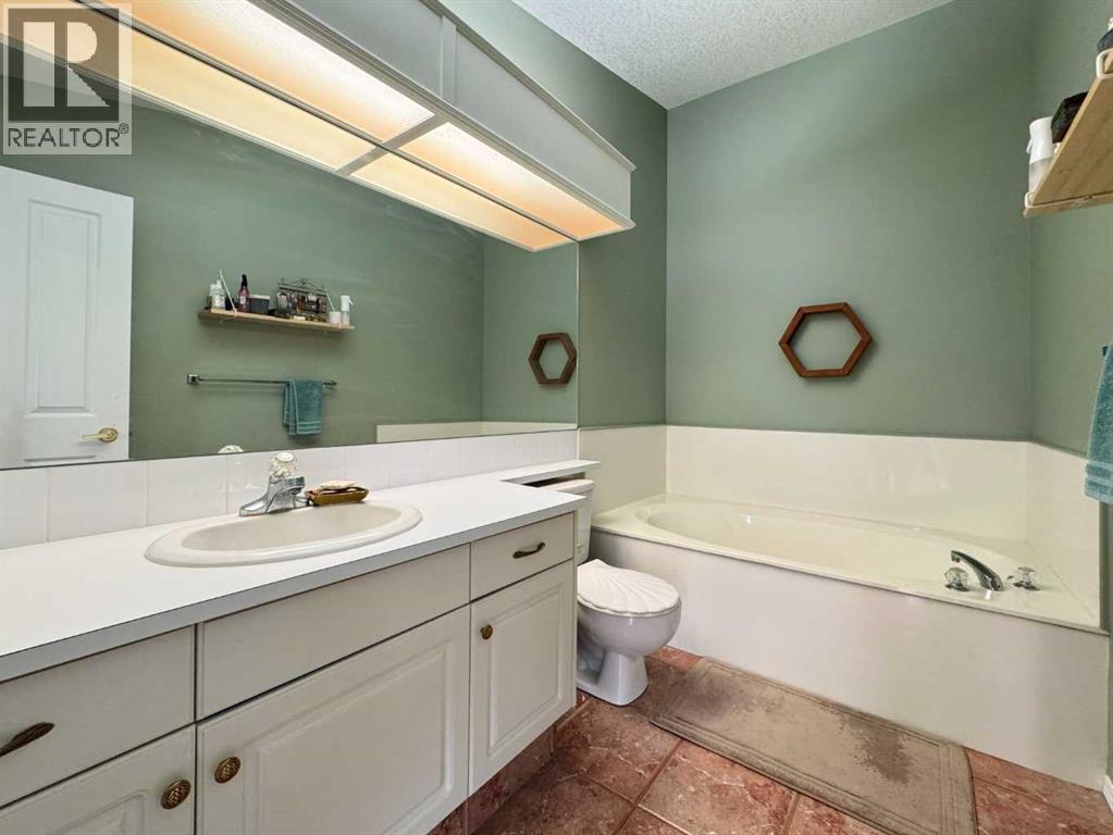 33 Canyon Court W, Lethbridge, Alberta  T1K 6V1 - Photo 24 - A2337117