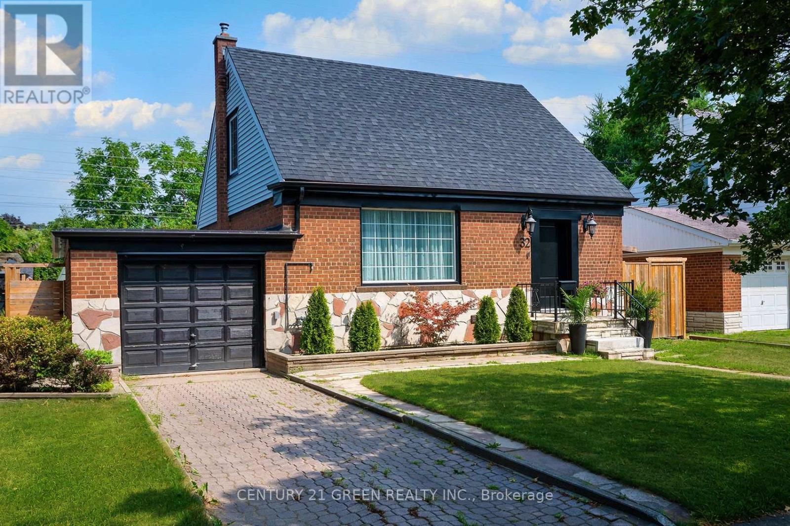 32 CASTLEBAR ROAD, Toronto, Ontario
