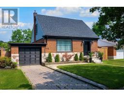 32 CASTLEBAR ROAD, Toronto, Ontario