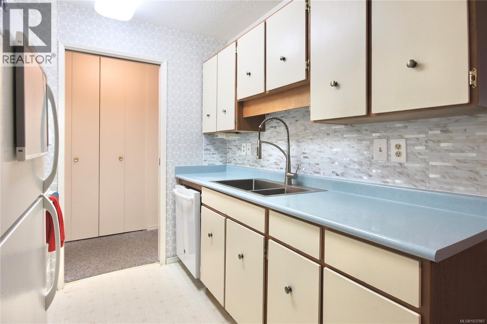 204 710 Lampson St, Esquimalt, British Columbia  V9A 6A6 - Photo 11 - 1037987