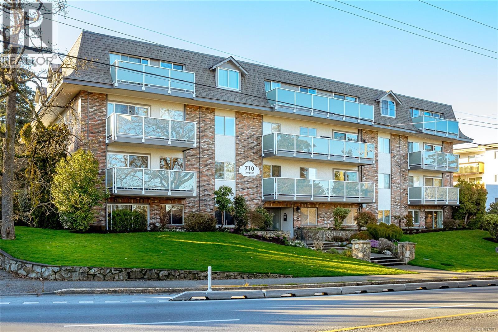204 710 Lampson St, Esquimalt, British Columbia  V9A 6A6 - Photo 2 - 1037987