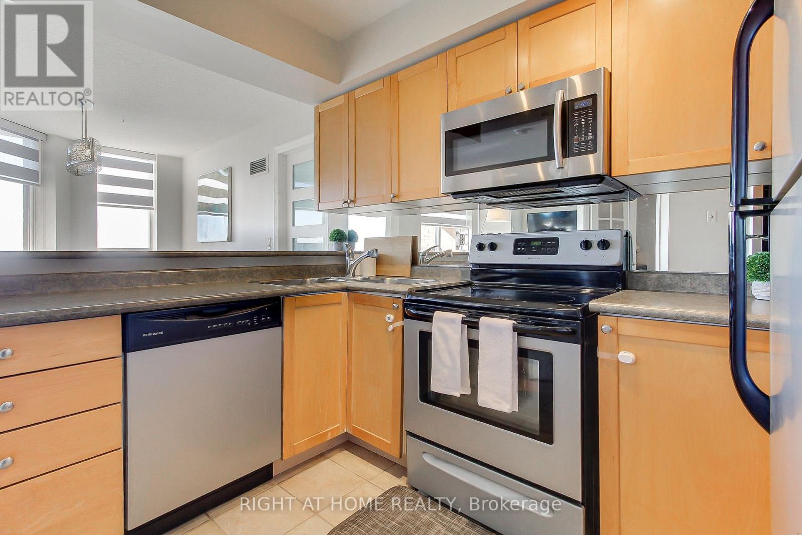 1002 - 1140 Parkwest Place, Mississauga, Ontario  L5E 3K9 - Photo 17 - W13678992