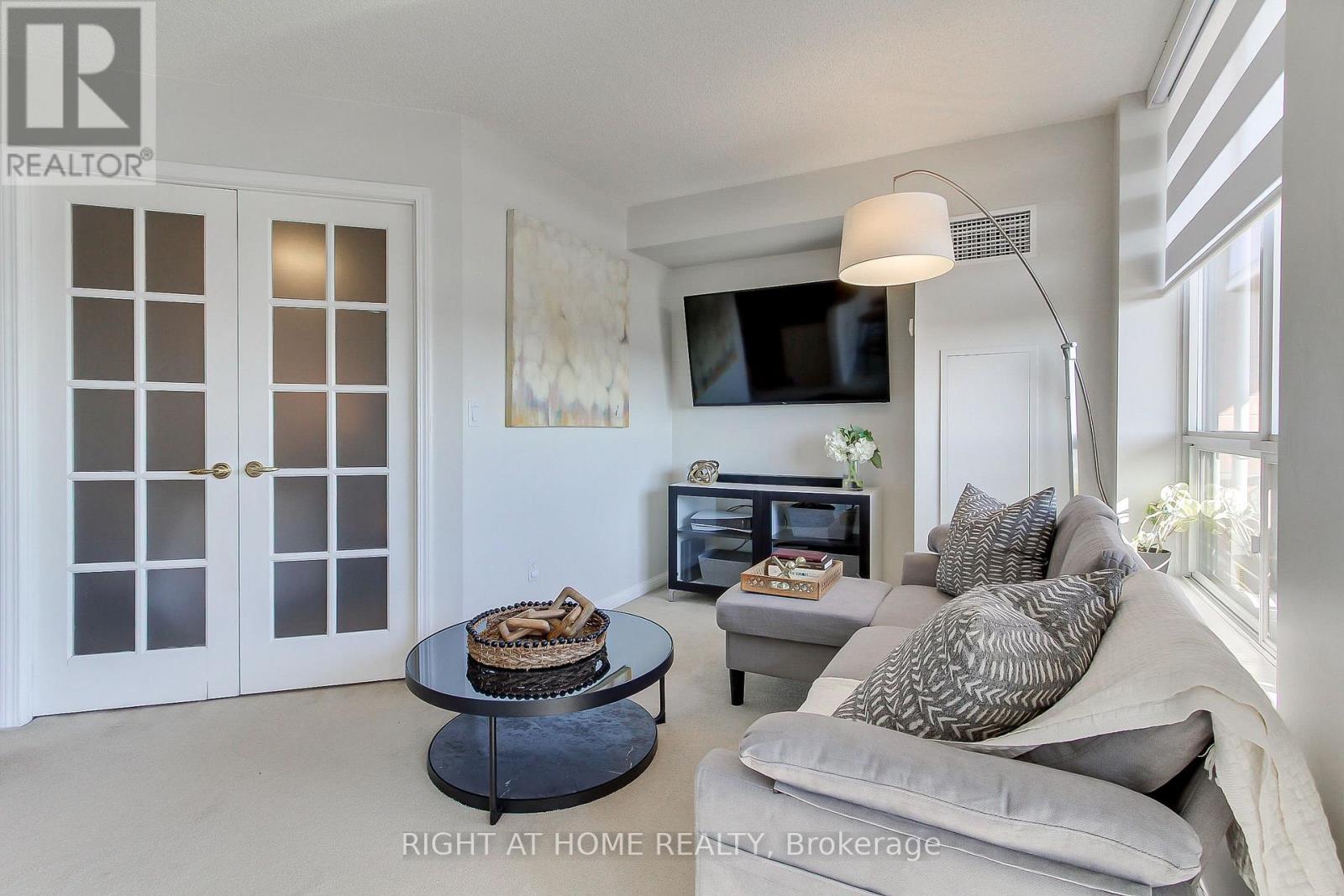 1002 - 1140 Parkwest Place, Mississauga, Ontario  L5E 3K9 - Photo 2 - W13678992