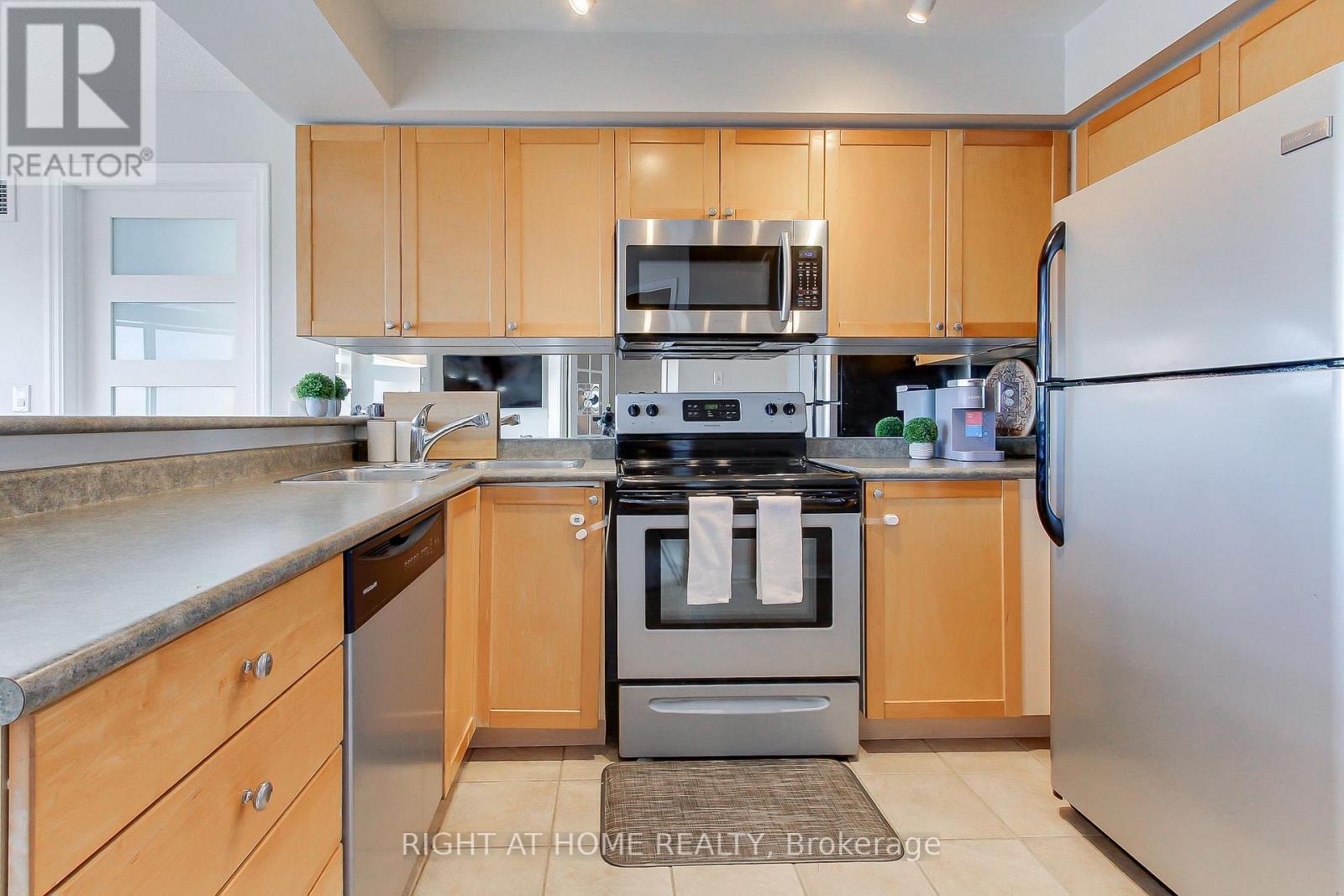 1002 - 1140 Parkwest Place, Mississauga, Ontario  L5E 3K9 - Photo 7 - W13678992