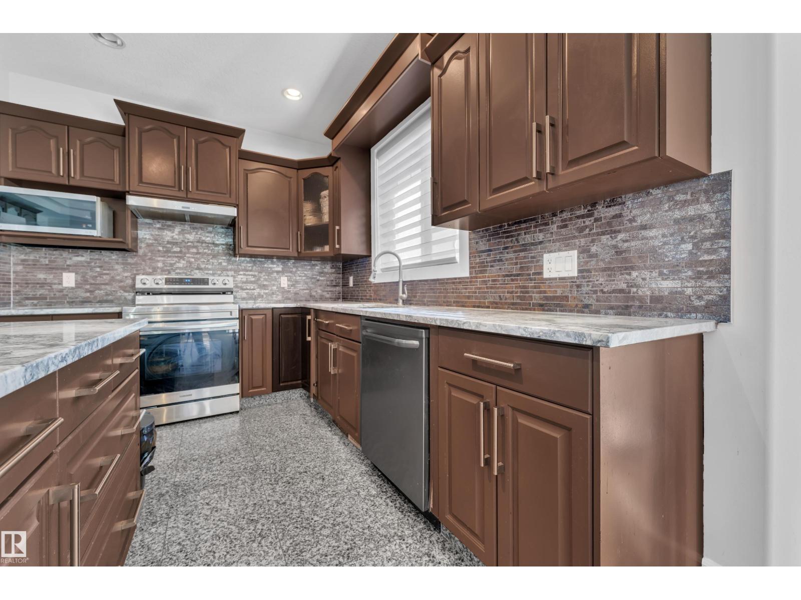 10915 175 Av Nw, Edmonton, Alberta  T5X 0B7 - Photo 14 - E4504013