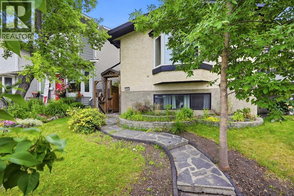 1004 Mckinnon Drive NE, Calgary, Alberta  T2E 7R8 - Photo 4 - A2329819