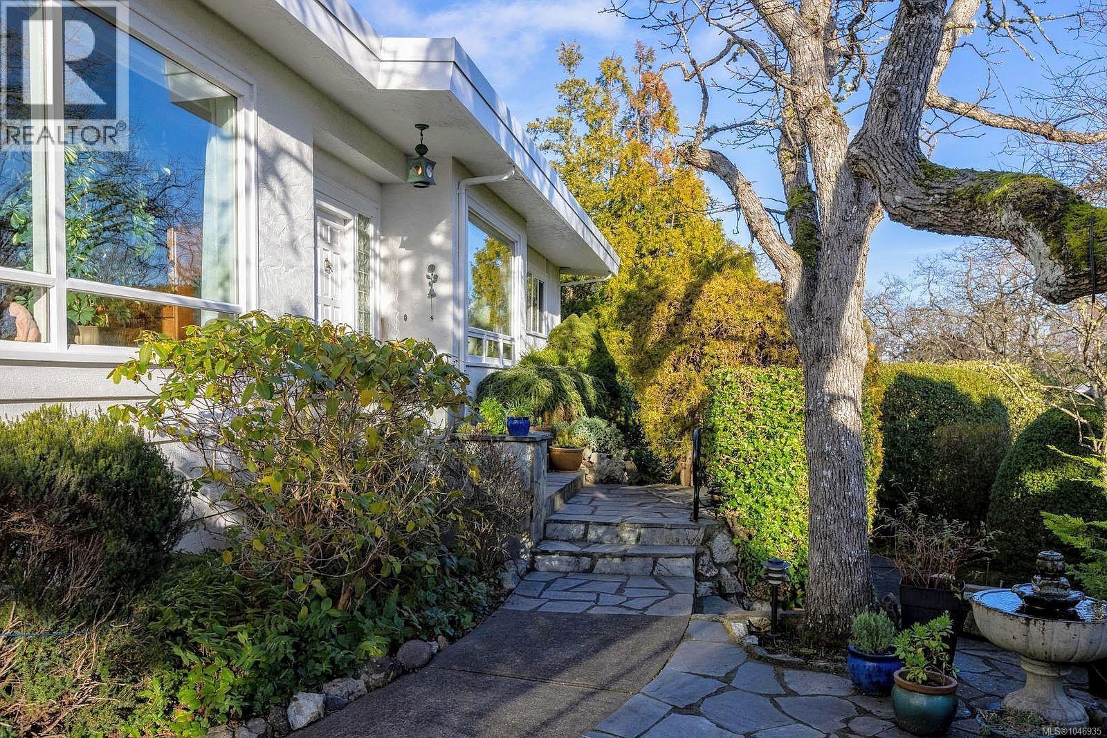 2980 Beach Dr, Oak Bay, British Columbia  V8R 6K9 - Photo 3 - 1046935